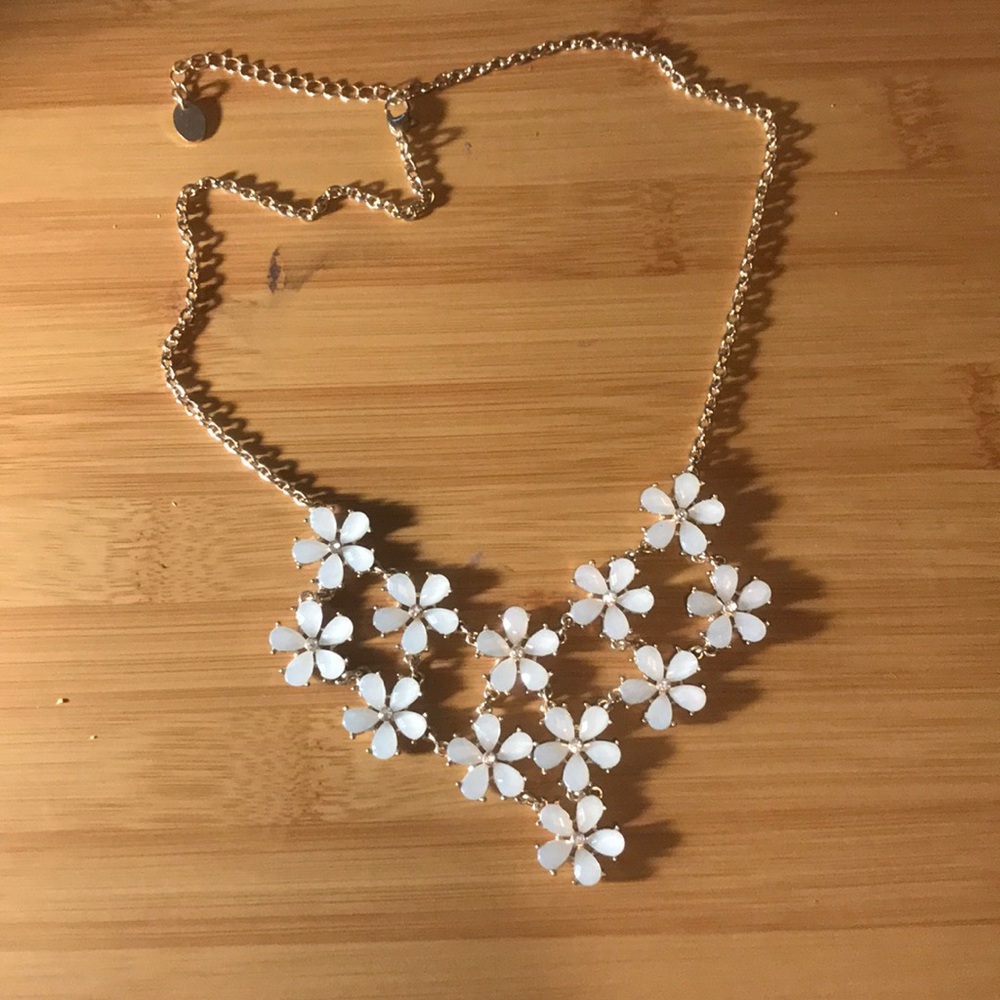 White daisy necklace
